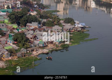 Dhaka, Bangladesh. 30th Dec, 2024. General view of Korail slum, one of the largest slums in Gulshan area in Dhaka during the winter season. (Photo by Sazzad Hossain/SOPA Images/Sipa USA) Credit: Sipa USA/Alamy Live News Stock Photo