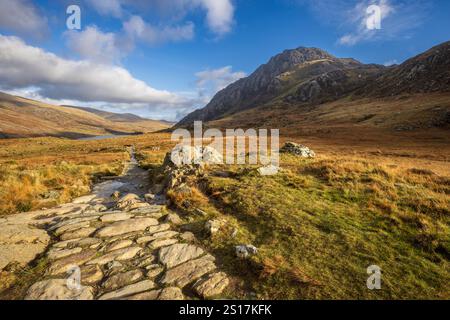 The stone path from Llyn Idwal to Llyn Ogwen with Tryfan Mountain in the background, Snowdonia, North Wales Stock Photo