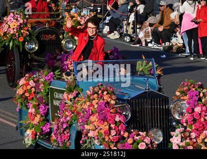 Pasadena, United States. 01st Jan, 2025. Grand Marshal Billie Jean King waves as her car makes its way down Colorado Boulevard during the 136th annual Tournament of Roses Parade held in Pasadena, California on Wednesday, January 1, 2025. Photo by Jim Ruymen/UPI Credit: UPI/Alamy Live News Stock Photo