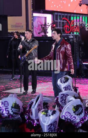 NEW YORK, NEW YORK - DECEMBER 31: Nick Jonas, Joe Jonas, and Kevin
