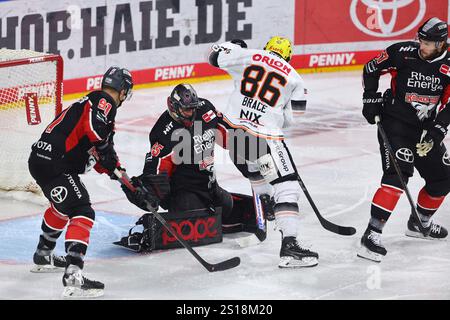 Parade von Julius Hudacek (Koeln) Koelner Haie vs Augsburg Panther ...