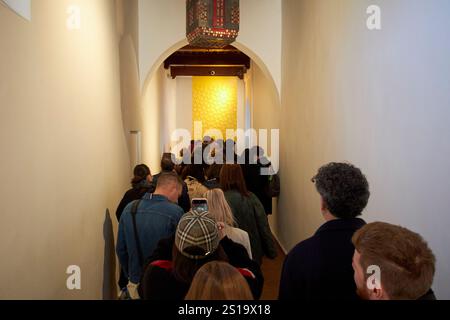 early morning queue of people going in to the dar el bacha museum and coffee shop rte sidi abdelaziz marrakesh, morocco Stock Photo