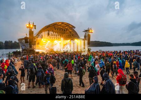 France, Territoire de Belfort, Belfort, Ambiance pluvieuse lors du festival de rock : les Eurockéennes, un dj en représentation sur une scène au bord du lac Stock Photo