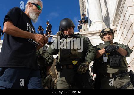 San Juan, USA. 02nd Jan, 2025. Environmental activists face off with police at the back entrance of the Puerto Rican Capitol Building during the government's swearing-in ceremony in San Juan, Puerto Rico on Jan. 2, 2025. (Carlos Berríos Polanco/Sipa USA) Credit: Sipa USA/Alamy Live News Stock Photo