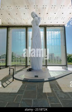 Virginia War Memorial - the Shrine of Memory encases on it's stone and glass walls the names of 11,634  killed in WWII, Korea, Vietnam  and the Persia Stock Photo