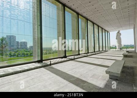 Virginia War Memorial - the Shrine of Memory encases on it's stone and glass walls the names of 11,634  killed in WWII, Korea, Vietnam  and the Persia Stock Photo