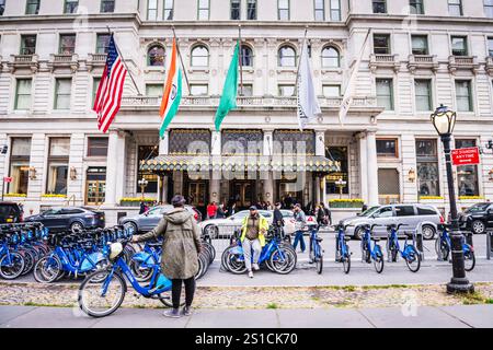 New York, NY USA - October 26, 2017:  Row of Citi Bikes and tourists in front of the Plaza Hotel in New York City. Stock Photo