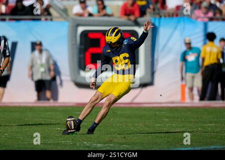 Tampa, Florida, USA. 31st Dec, 2024. Michigan place kicker Dominic Zvada (96) kicks off during an NCAA football game between the Michigan Wolverines and Alabama Crimson Tide at Raymond James Stadium in Tampa, Florida. Mike Janes/CSM/Alamy Live News Stock Photo