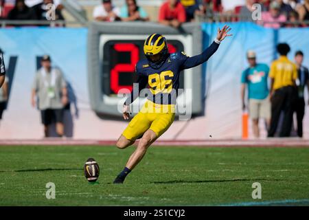 Tampa, Florida, USA. 31st Dec, 2024. Michigan place kicker Dominic Zvada (96) kicks off during an NCAA football game between the Michigan Wolverines and Alabama Crimson Tide at Raymond James Stadium in Tampa, Florida. Mike Janes/CSM/Alamy Live News Stock Photo