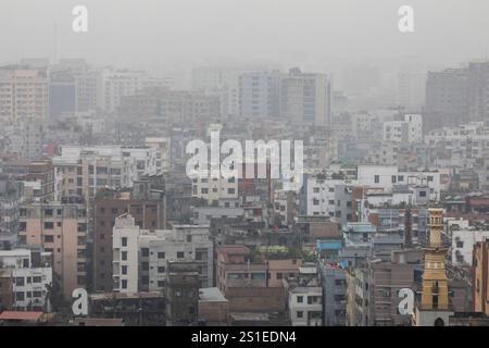 Dhaka, Bangladesh. 3rd Jan, 2025. General view of buildings and residential area in Dhaka city covered with fog during a winter day. (Credit Image: © Sazzad Hossain/SOPA Images via ZUMA Press Wire) EDITORIAL USAGE ONLY! Not for Commercial USAGE! Stock Photo