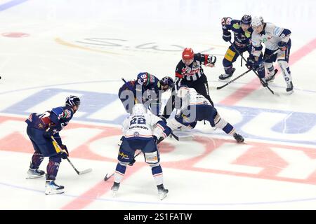 Berlin, Deutschland. 03rd Jan, 2025. 03.01.2025, Uber-Arena, Berlin, DEU, DEL, 1.EBL, Eisbaeren vs. Iserlohn Roosters, im Bild Anstoss Foto: Juergen Engler/nordphoto GmbH/dpa/Alamy Live News Stock Photo