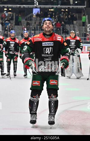 Die Augsburger Panther feiern zusammen mit den Fans dem Heimsieg gegen ...