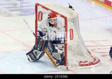 Berlin, Deutschland. 03rd Jan, 2025. 03.01.2025, Uber-Arena, Berlin, DEU, DEL, 1.EBL, Eisbaeren vs. Iserlohn Roosters, im Bild Hendrik Hane (Iserlohn Roosters #32) Foto: Juergen Engler/nordphoto GmbH/dpa/Alamy Live News Stock Photo