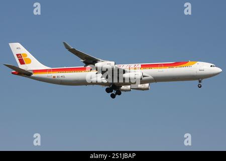 Spanish Iberia Airbus A340-300 with registration EC-KCL on final for Frankfurt Airport Stock Photo