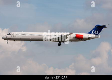 SAS Scandinavian Airlines McDonnell Douglas MD-82 with registration OY-KHG on final for Frankfurt Airport Stock Photo