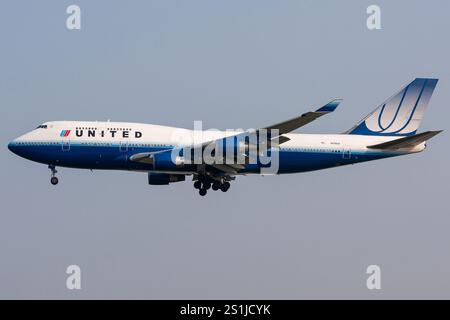 United Airlines Boeing 747-400 with registration N179UA on final for Frankfurt Airport Stock Photo