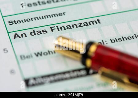 Steuererklärung auf Formular für Finanzamt Ein Kugelschreiber liegt auf dem Formular für die Steuererklärung an das Finanzamt *** Tax return form for Stock Photo