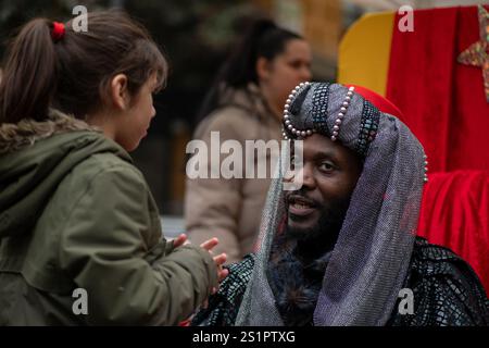 Madrid, Spain. 4th Jan, 2025. King Balthazar shares a few minutes with a child in the Lavapies neighborhood. King Balthazar, as representative of the Three Wise Men from the East, visited the children of the multicultural Lavapies neighborhood of Madrid before the great procession of kings that, as every year, will go through the main streets of the center of Madrid tomorrow, January 5. (Credit Image: © David Canales/SOPA Images via ZUMA Press Wire) EDITORIAL USAGE ONLY! Not for Commercial USAGE! Stock Photo