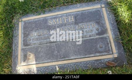 Los Angeles, California, USA 2nd January 2025 Actor/Producer/Writer Roger Smith Grave in Courts of Remembrance at Forest Lawn Memorial Park Hollywood Hills on January 2, 2205 in Los Angeles, California, USA. Photo by Barry King/Alamy Stock Photo Stock Photo