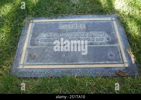 Los Angeles, California, USA 2nd January 2025 Actor/Producer/Writer Roger Smith Grave in Courts of Remembrance at Forest Lawn Memorial Park Hollywood Hills on January 2, 2205 in Los Angeles, California, USA. Photo by Barry King/Alamy Stock Photo Stock Photo