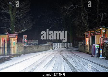 Devils Bridge, Ceredigion, Wales, UK. 04th January 2025 UK Weather: Snowfall along the A4120 at Devils Bridge in Ceredigion, mid Wales, making for hazardous driving conditions with an amber weather warning in place for snow and ice. © Ian Jones/Alamy Live Stock Photo
