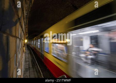 Germany, Berlin, 03.12.2024, S-Bahn tunnel under the Schoenhauser Allee bridge, S-Bahn train, Europe Stock Photo