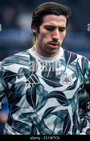 London, UK. 04th Jan, 2025. London, England - January 4th: Sandro Tonali of Newcastle United during the warm up before Premier League 2024/25 League match between Tottenham Hotspur FC and Newcastle United FC at Tottenham Hotspur Stadium on January 4th, 2025 in London, England. (Richard Callis/SPP) Credit: SPP Sport Press Photo. /Alamy Live News Stock Photo