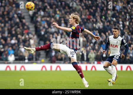 London, UK. 4th Jan, 2025. Newcastle United midfielder Anthony Gordon (10) during the Premier League match at the Tottenham Hotspur Stadium, London. Picture credit should read: Ian Stephen/Sportimage Credit: Sportimage Ltd/Alamy Live News Stock Photo