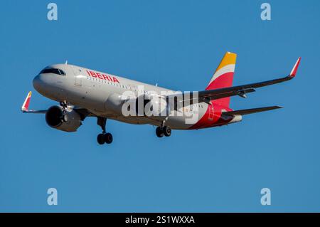 Aeropuerto de Madrid Barajas. Avión de línea moderno Airbus A320 neo de la aerolínea española Iberia aterrizando. Stock Photo