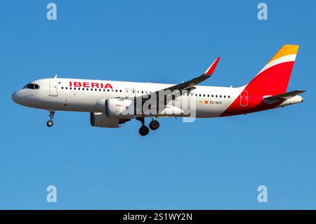 Aeropuerto de Madrid Barajas. Avión de línea moderno Airbus A320 neo de la aerolínea española Iberia aterrizando. Stock Photo