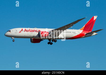 Aeropuerto de Madrid Barajas. Avión de línea Boeing 787 de la aerolínea Avianca aterrizando. Stock Photo
