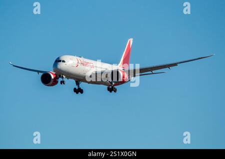 Aeropuerto de Madrid Barajas. Avión de línea Boeing 787 de la aerolínea Avianca aterrizando. Stock Photo