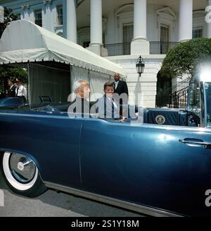 KN-C28940        04 June 1963  Parade in honor of Dr. Sarvepalli Radhakrishnan, President of India, 12:35PM Stock Photo