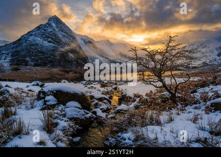 The first snow of winter across the Ogwen Valley to Tryfan & the Glyders in Snowdonia National Park, North Wales Stock Photo