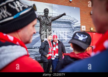 Statue of former Liverpool FC manager Bill Shankly in front of the Kop End at Liverpool's Anfield stadium Stock Photo