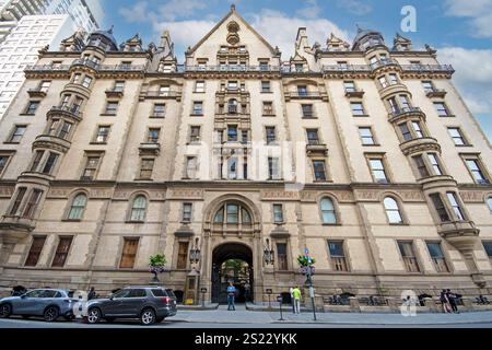 dakota building where john lennon was assassinated Stock Photo - Alamy