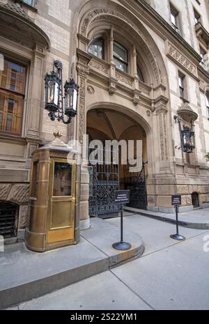 dakota building where john lennon was assassinated Stock Photo - Alamy