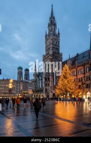 Muenchen, der beleuchtete Weihnachtsbaum am Marienplatz vor dem neuen Rathaus *** Munich, the illuminated Christmas tree on Marienplatz in front of the new town hall Stock Photo