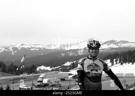 Caucasian male biker resting at a scenic mountain trail rest stop, Colorado, USA. Stock Photo