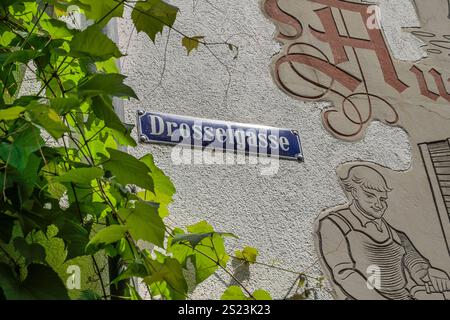 Straßenschild Drosselgasse, Rüdesheim, Hessen, Deutschland *** Street sign Drosselgasse, Rüdesheim, Hesse, Germany Stock Photo