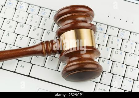 Judge's hammer on computer keyboard, symbolic photo for E-Commerce and Consumer Protection Austria Stock Photo