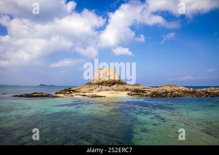 Fortified castel, Fort du Petit Be, beach and sea in Saint-Malo city, Brittany, France Stock Photo