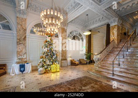 The Bellvue Hotel lobby decorated for Christmas, Philadelphia Pennsylvania USA Stock Photo