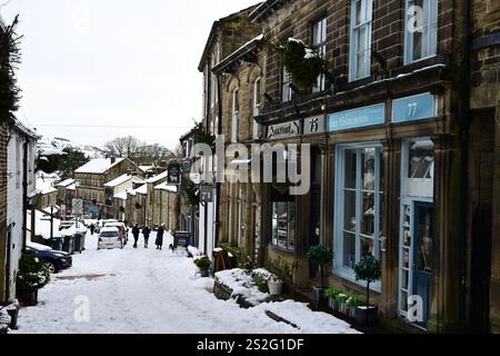 Haworth Main Street in snow, Winter, West Yorkshire Stock Photo