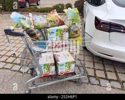 Kaufbeuren, Germany. 27th Sep, 2024. Symbol buying bird food at Dehner store for winter on Sept 27, 2024 in Kaufbeuren, Germany. Photographer: ddp images/star-images Credit: ddp media GmbH/17�Թ����� Live News Stock Photo