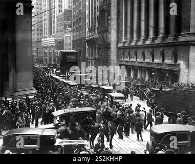 Stock Market Crash: New York, Wall Street, 1929. Hundreds of investors who had dumped their shares on the market in fear, group together.  Archive 1920s Photograph Stock Photo