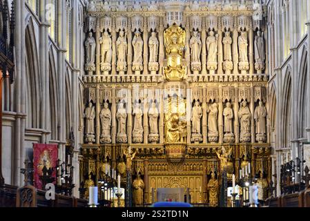 Southwark Cathedral or The Cathedral and Collegiate Church of St Saviour and St Mary Overie, An elaborately designed church altar with numerous sculpt Stock Photo