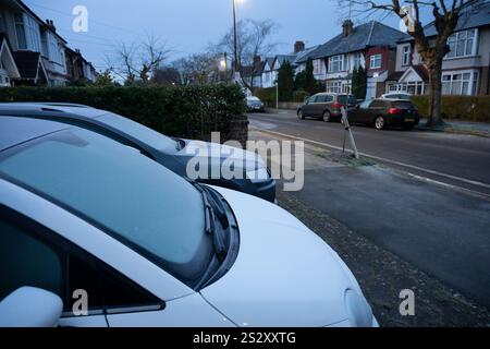 Wimbledon, London, UK. 8th Jan, 2024. London wakes up to a hard frost with freezing or near freezing temperatures to last during the day and a risk of sleet or snow during evening rush-hour. Credit: Malcolm Park/Alamy Live News Stock Photo