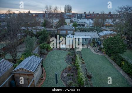 Wimbledon, London, UK. 8th Jan, 2024. London wakes up to a hard frost with freezing or near freezing temperatures to last during the day and a risk of sleet or snow during evening rush-hour. Credit: Malcolm Park/Alamy Live News Stock Photo