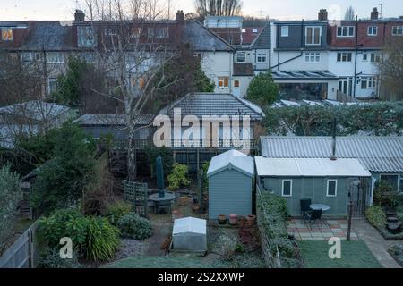 Wimbledon, London, UK. 8th Jan, 2024. London wakes up to a hard frost with freezing or near freezing temperatures to last during the day and a risk of sleet or snow during evening rush-hour. Credit: Malcolm Park/Alamy Live News Stock Photo